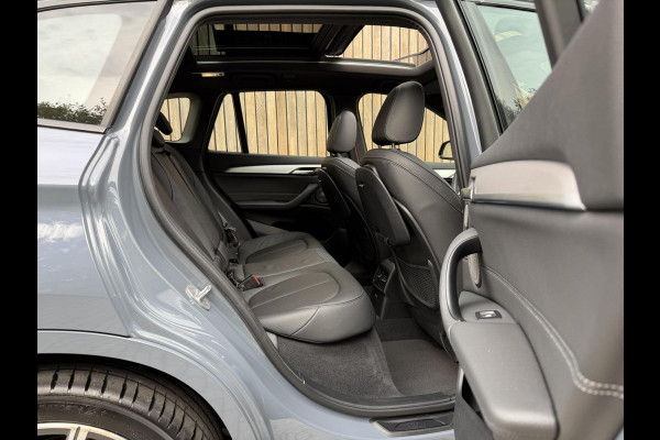 BMW X1 xDrive25e M-sport Automaat | Panoramadak | Leren bekleding | LED verlichting | Stoel en Stuurwielverwarming | Trekhaak afneembaa