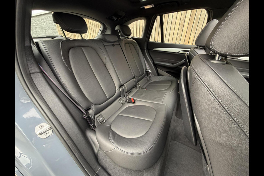 BMW X1 xDrive25e M-sport Automaat | Panoramadak | Leren bekleding | LED verlichting | Stoel en Stuurwielverwarming | Trekhaak afneembaa