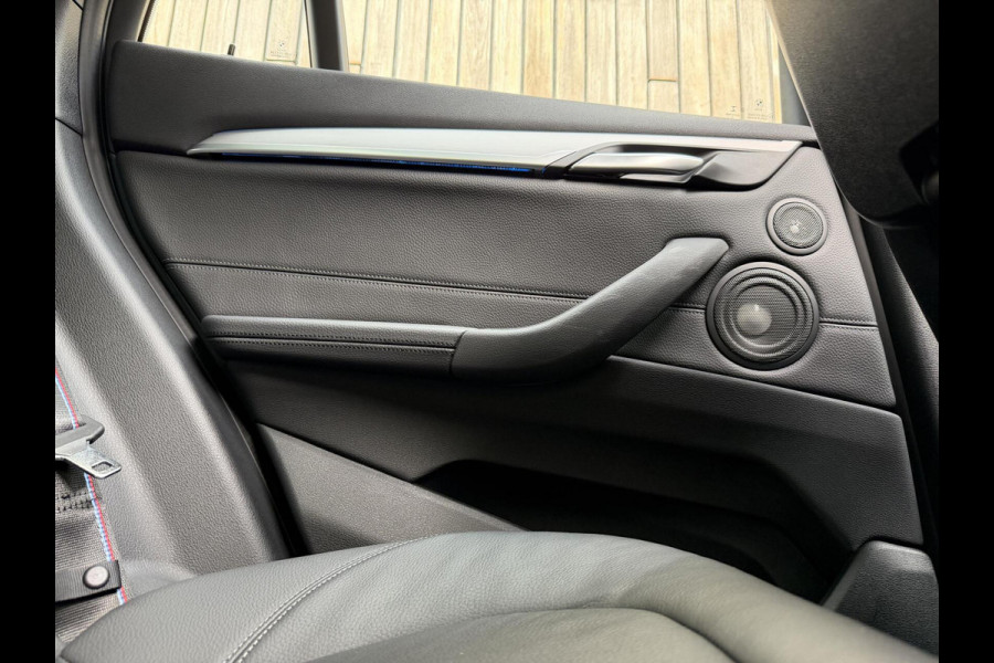 BMW X1 xDrive25e M-sport Automaat | Panoramadak | Leren bekleding | LED verlichting | Stoel en Stuurwielverwarming | Trekhaak afneembaa