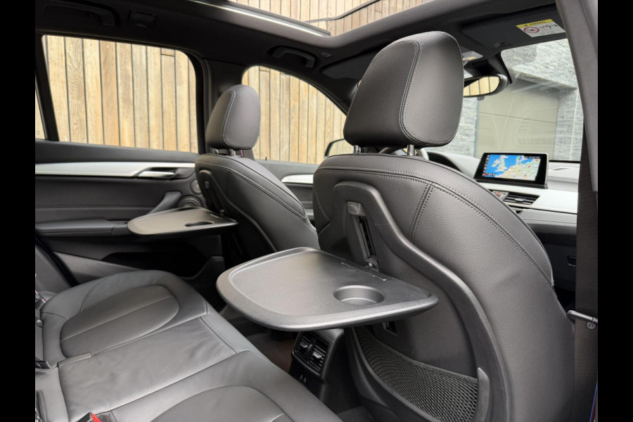 BMW X1 xDrive25e M-sport Automaat | Panoramadak | Leren bekleding | LED verlichting | Stoel en Stuurwielverwarming | Trekhaak afneembaa