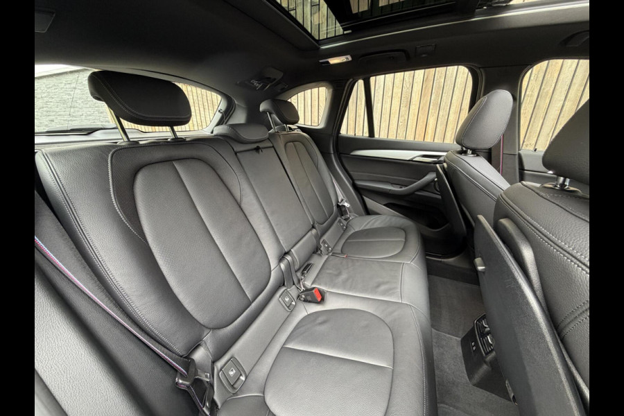 BMW X1 xDrive25e M-sport Automaat | Panoramadak | Leren bekleding | LED verlichting | Stoel en Stuurwielverwarming | Trekhaak afneembaa
