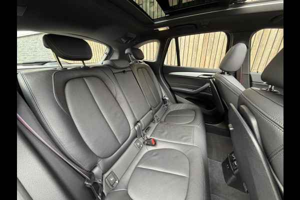 BMW X1 xDrive25e M-sport Automaat | Panoramadak | Leren bekleding | LED verlichting | Stoel en Stuurwielverwarming | Trekhaak afneembaa