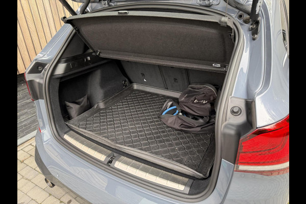BMW X1 xDrive25e M-sport Automaat | Panoramadak | Leren bekleding | LED verlichting | Stoel en Stuurwielverwarming | Trekhaak afneembaa