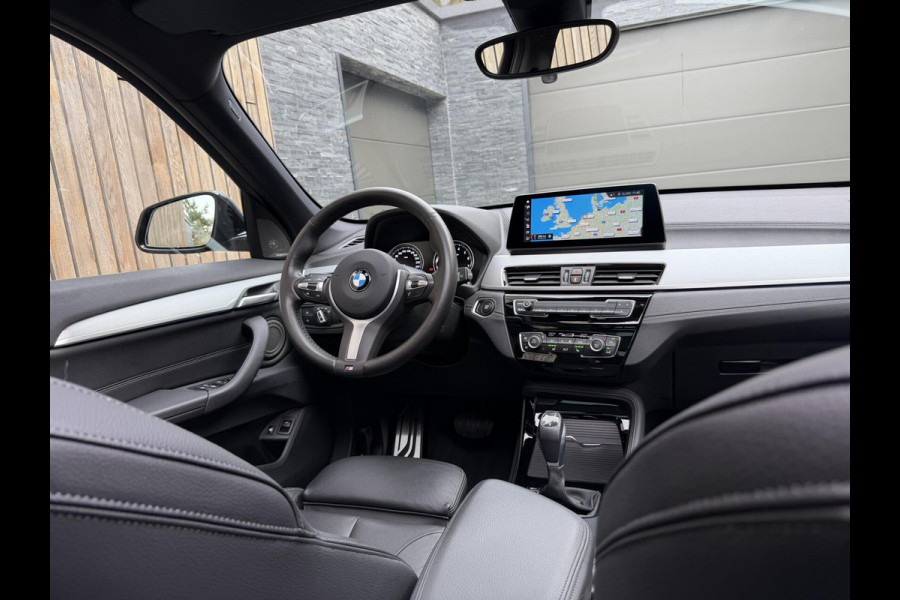 BMW X1 xDrive25e M-sport Automaat | Panoramadak | Leren bekleding | LED verlichting | Stoel en Stuurwielverwarming | Trekhaak afneembaa