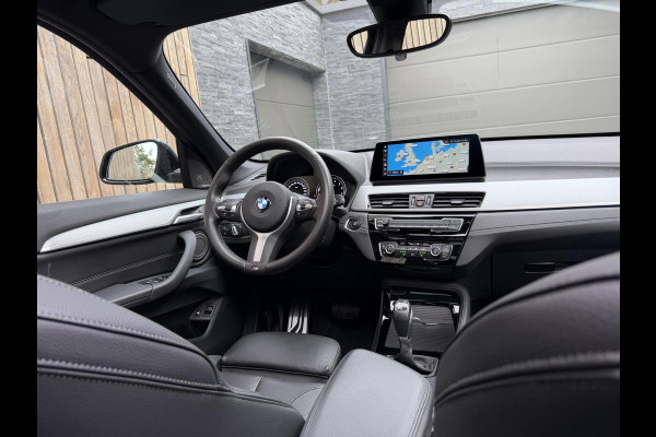 BMW X1 xDrive25e M-sport Automaat | Panoramadak | Leren bekleding | LED verlichting | Stoel en Stuurwielverwarming | Trekhaak afneembaa