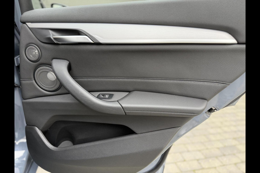 BMW X1 xDrive25e M-sport Automaat | Panoramadak | Leren bekleding | LED verlichting | Stoel en Stuurwielverwarming | Trekhaak afneembaa
