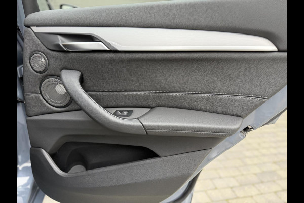 BMW X1 xDrive25e M-sport Automaat | Panoramadak | Leren bekleding | LED verlichting | Stoel en Stuurwielverwarming | Trekhaak afneembaa