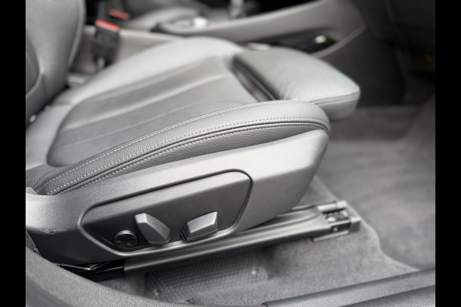 BMW X1 xDrive25e M-sport Automaat | Panoramadak | Leren bekleding | LED verlichting | Stoel en Stuurwielverwarming | Trekhaak afneembaa