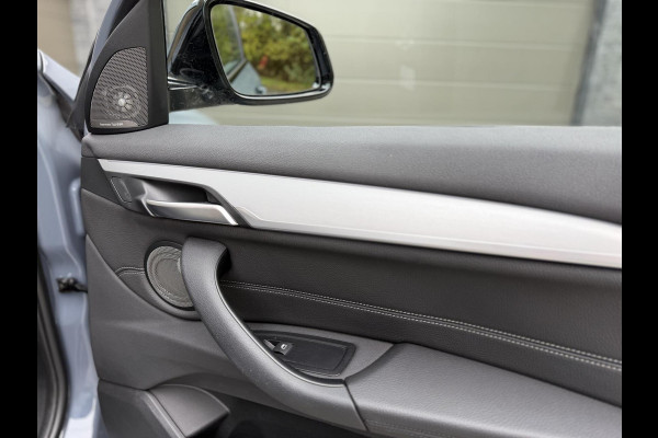 BMW X1 xDrive25e M-sport Automaat | Panoramadak | Leren bekleding | LED verlichting | Stoel en Stuurwielverwarming | Trekhaak afneembaa