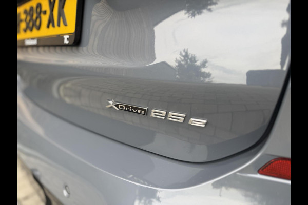 BMW X1 xDrive25e M-sport Automaat | Panoramadak | Leren bekleding | LED verlichting | Stoel en Stuurwielverwarming | Trekhaak afneembaa