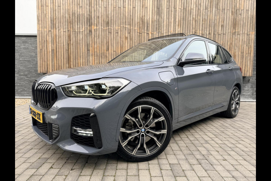 BMW X1 xDrive25e M-sport Automaat | Panoramadak | Leren bekleding | LED verlichting | Stoel en Stuurwielverwarming | Trekhaak afneembaa