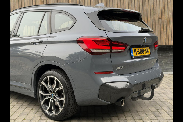 BMW X1 xDrive25e M-sport Automaat | Panoramadak | Leren bekleding | LED verlichting | Stoel en Stuurwielverwarming | Trekhaak afneembaa