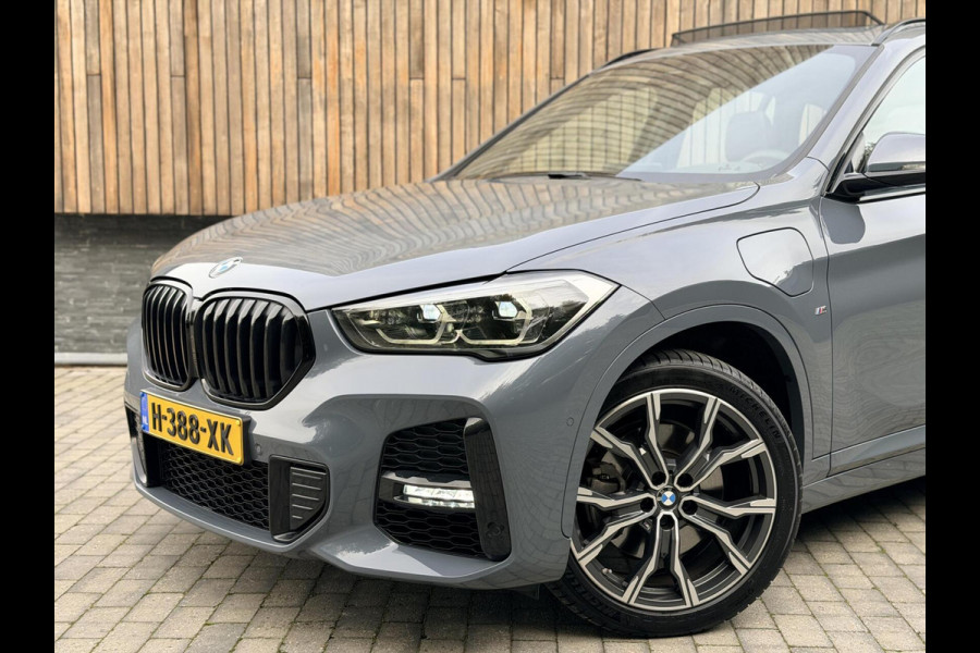 BMW X1 xDrive25e M-sport Automaat | Panoramadak | Leren bekleding | LED verlichting | Stoel en Stuurwielverwarming | Trekhaak afneembaa