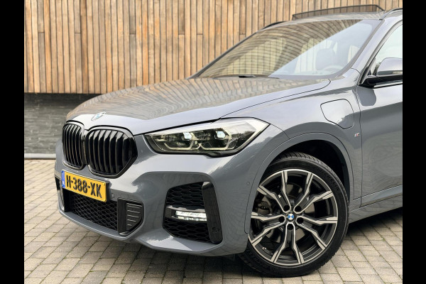 BMW X1 xDrive25e M-sport Automaat | Panoramadak | Leren bekleding | LED verlichting | Stoel en Stuurwielverwarming | Trekhaak afneembaa
