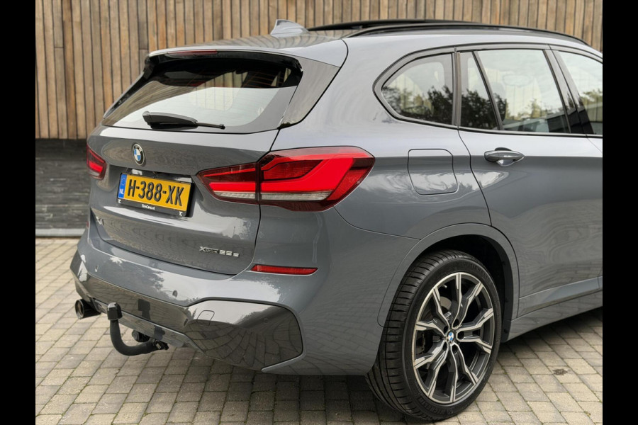 BMW X1 xDrive25e M-sport Automaat | Panoramadak | Leren bekleding | LED verlichting | Stoel en Stuurwielverwarming | Trekhaak afneembaa
