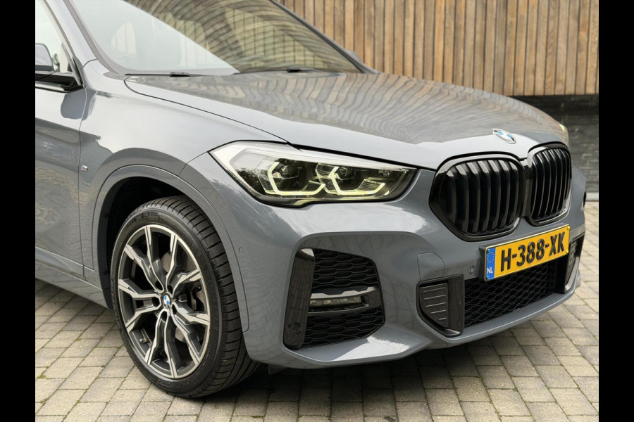 BMW X1 xDrive25e M-sport Automaat | Panoramadak | Leren bekleding | LED verlichting | Stoel en Stuurwielverwarming | Trekhaak afneembaa