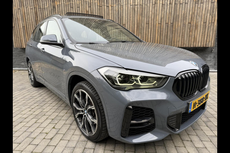 BMW X1 xDrive25e M-sport Automaat | Panoramadak | Leren bekleding | LED verlichting | Stoel en Stuurwielverwarming | Trekhaak afneembaa