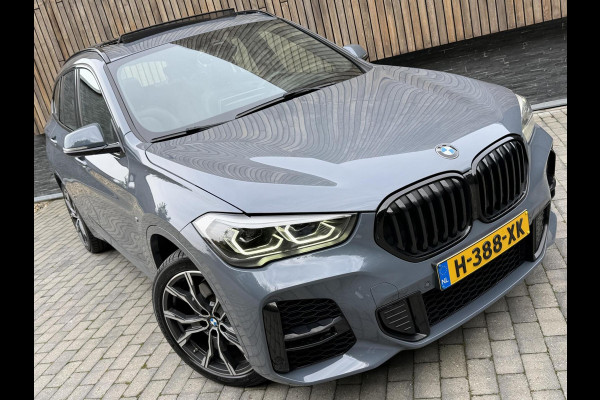 BMW X1 xDrive25e M-sport Automaat | Panoramadak | Leren bekleding | LED verlichting | Stoel en Stuurwielverwarming | Trekhaak afneembaa