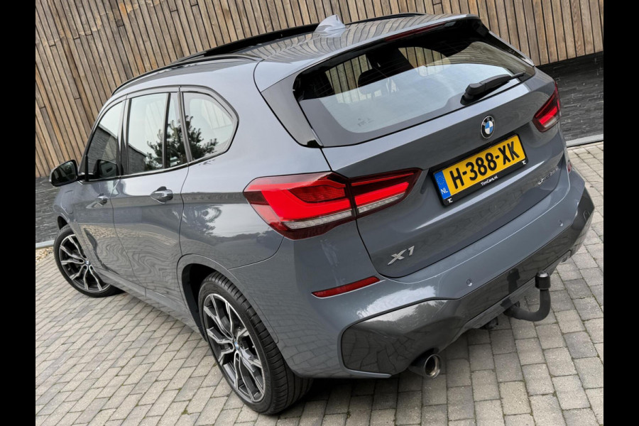 BMW X1 xDrive25e M-sport Automaat | Panoramadak | Leren bekleding | LED verlichting | Stoel en Stuurwielverwarming | Trekhaak afneembaa