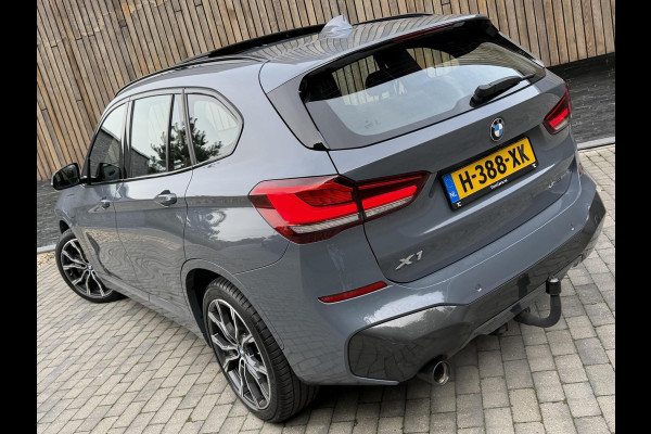BMW X1 xDrive25e M-sport Automaat | Panoramadak | Leren bekleding | LED verlichting | Stoel en Stuurwielverwarming | Trekhaak afneembaa