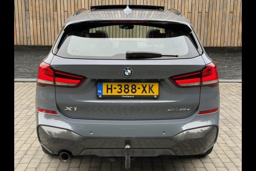 BMW X1 xDrive25e M-sport Automaat | Panoramadak | Leren bekleding | LED verlichting | Stoel en Stuurwielverwarming | Trekhaak afneembaa