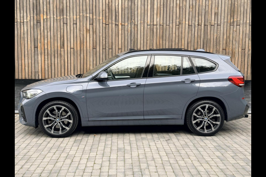 BMW X1 xDrive25e M-sport Automaat | Panoramadak | Leren bekleding | LED verlichting | Stoel en Stuurwielverwarming | Trekhaak afneembaa