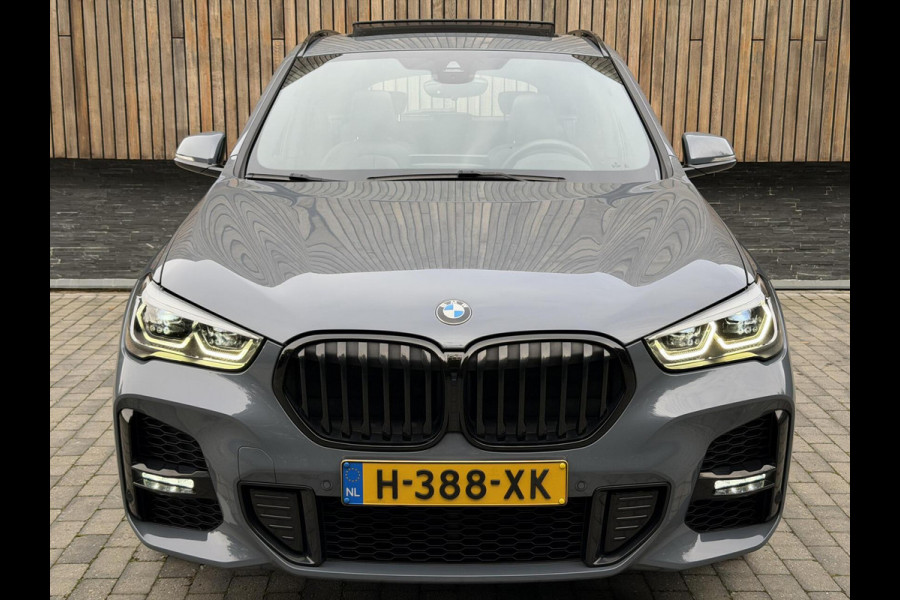BMW X1 xDrive25e M-sport Automaat | Panoramadak | Leren bekleding | LED verlichting | Stoel en Stuurwielverwarming | Trekhaak afneembaa