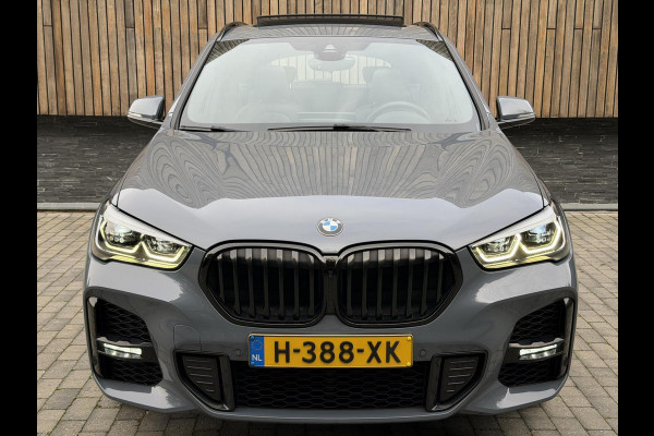 BMW X1 xDrive25e M-sport Automaat | Panoramadak | Leren bekleding | LED verlichting | Stoel en Stuurwielverwarming | Trekhaak afneembaa