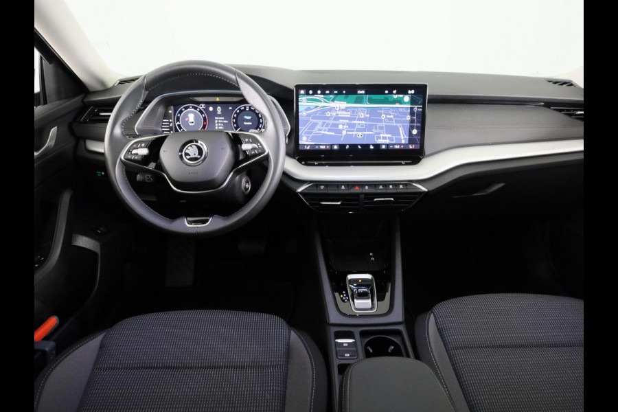Škoda Octavia Combi 1.5 TSI MHEV Business Edition 115 pk DSG | Verlengde garantie | Navigatie | Trekhaak (wegklapbaar) | Parkeersensoren | Achteruitrijcamera | Stoelverwarming |