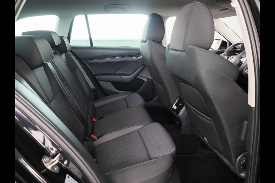 Škoda Octavia Combi 1.5 TSI MHEV Business Edition 115 pk DSG | Verlengde garantie | Navigatie | Trekhaak (wegklapbaar) | Parkeersensoren | Achteruitrijcamera | Stoelverwarming |