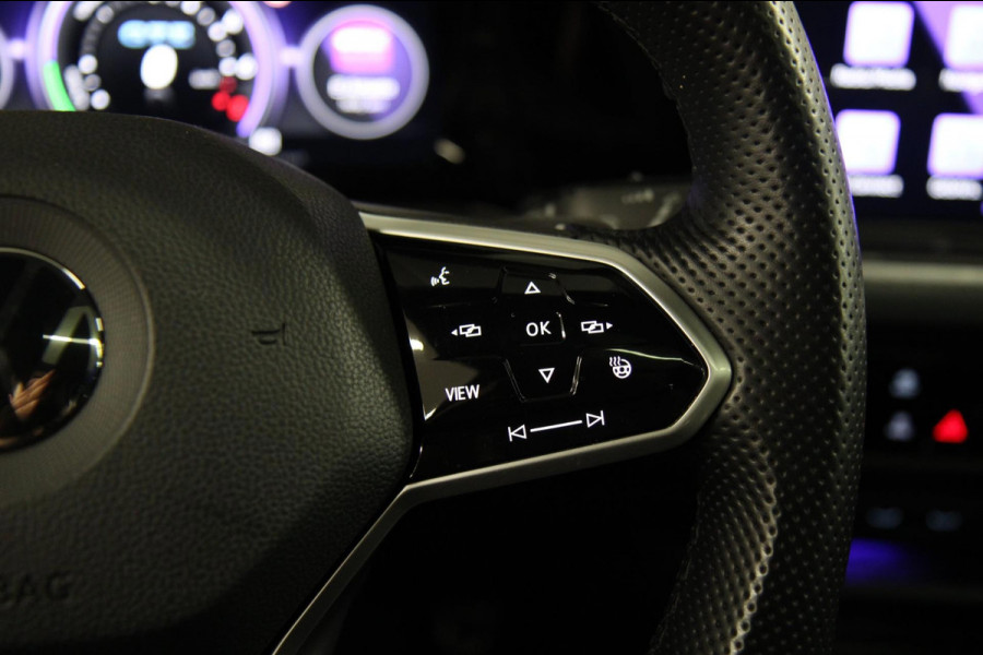 Volkswagen Golf 1.4 eHybrid GTE / PANO/HUD/IQLIGHT/CAM/CARPLAY/VOL