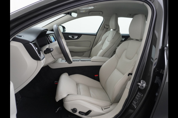 Volvo V60 2.0T AUT-7 Inscription Leder MHEV Apple Carplay Android Auto Harman&Kardon®-Hifi Camera Adap.Cruise Elek.Stoelen Stuur+Stoelverw Lmv 18" Led Elek. Achterklep Regen-Lichtsensor Collision Avoidance Bluetooth Wifi 1e Eigenaar €50.755 Nieuwprijs Zeer compleet MHEV-Mild-Hybrid 1.800kg trekvermogen