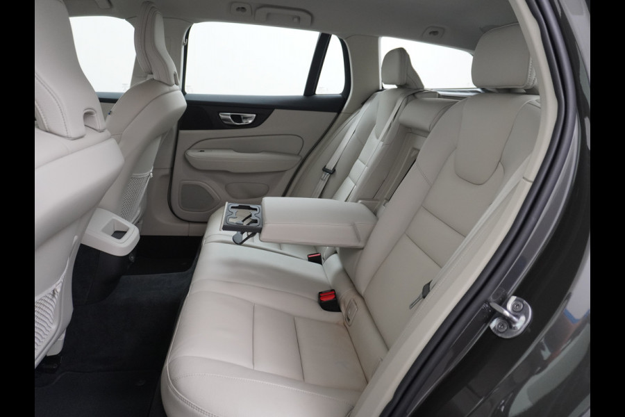 Volvo V60 2.0T AUT-7 Inscription Leder MHEV Apple Carplay Android Auto Harman&Kardon®-Hifi Camera Adap.Cruise Elek.Stoelen Stuur+Stoelverw Lmv 18" Led Elek. Achterklep Regen-Lichtsensor Collision Avoidance Bluetooth Wifi 1e Eigenaar €50.755 Nieuwprijs Zeer compleet MHEV-Mild-Hybrid 1.800kg trekvermogen