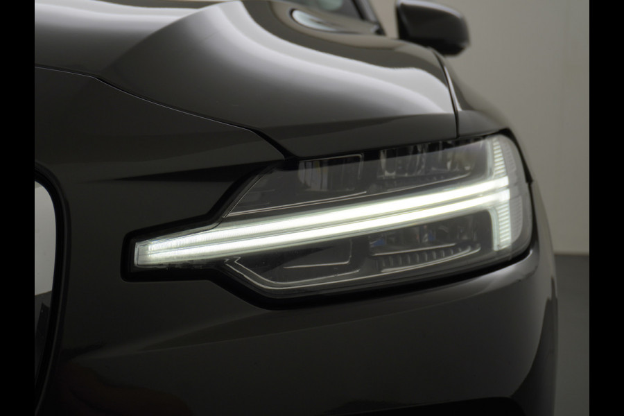 Volvo V60 2.0T AUT-7 Inscription Leder MHEV Apple Carplay Android Auto Harman&Kardon®-Hifi Camera Adap.Cruise Elek.Stoelen Stuur+Stoelverw Lmv 18" Led Elek. Achterklep Regen-Lichtsensor Collision Avoidance Bluetooth Wifi 1e Eigenaar €50.755 Nieuwprijs Zeer compleet MHEV-Mild-Hybrid 1.800kg trekvermogen