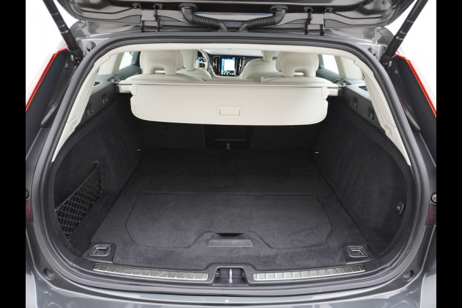 Volvo V60 2.0T AUT-7 Inscription Leder MHEV Apple Carplay Android Auto Harman&Kardon®-Hifi Camera Adap.Cruise Elek.Stoelen Stuur+Stoelverw Lmv 18" Led Elek. Achterklep Regen-Lichtsensor Collision Avoidance Bluetooth Wifi 1e Eigenaar €50.755 Nieuwprijs Zeer compleet MHEV-Mild-Hybrid 1.800kg trekvermogen