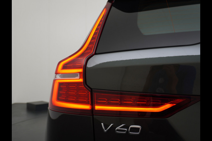 Volvo V60 2.0T AUT-7 Inscription Leder MHEV Apple Carplay Android Auto Harman&Kardon®-Hifi Camera Adap.Cruise Elek.Stoelen Stuur+Stoelverw Lmv 18" Led Elek. Achterklep Regen-Lichtsensor Collision Avoidance Bluetooth Wifi 1e Eigenaar €50.755 Nieuwprijs Zeer compleet MHEV-Mild-Hybrid 1.800kg trekvermogen