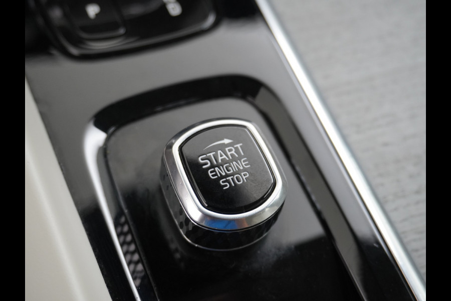 Volvo V60 2.0T AUT-7 Inscription Leder MHEV Apple Carplay Android Auto Harman&Kardon®-Hifi Camera Adap.Cruise Elek.Stoelen Stuur+Stoelverw Lmv 18" Led Elek. Achterklep Regen-Lichtsensor Collision Avoidance Bluetooth Wifi 1e Eigenaar €50.755 Nieuwprijs Zeer compleet MHEV-Mild-Hybrid 1.800kg trekvermogen