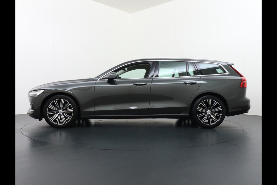 Volvo V60 2.0T AUT-7 Inscription Leder MHEV Apple Carplay Android Auto Harman&Kardon®-Hifi Camera Adap.Cruise Elek.Stoelen Stuur+Stoelverw Lmv 18" Led Elek. Achterklep Regen-Lichtsensor Collision Avoidance Bluetooth Wifi 1e Eigenaar €50.755 Nieuwprijs Zeer compleet MHEV-Mild-Hybrid 1.800kg trekvermogen
