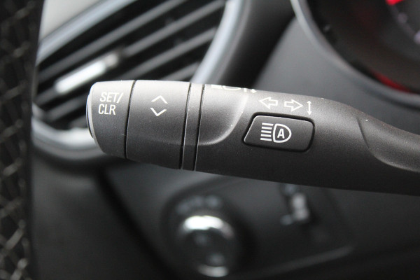 Opel Crossland 1.2-110pk Turbo Ultimate. Mooie en luxe hoogzitter met weinig km's ! Volautm. airco dual, cruise control, camera, comfortstoelen, metallic lak,  LM wielen, navigatie, telefoonvoorb., LED verlichting  etc.