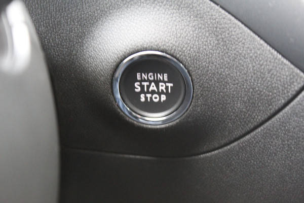 Opel Crossland 1.2-110pk Turbo Ultimate. Mooie en luxe hoogzitter met weinig km's ! Volautm. airco dual, cruise control, camera, comfortstoelen, metallic lak,  LM wielen, navigatie, telefoonvoorb., LED verlichting  etc.