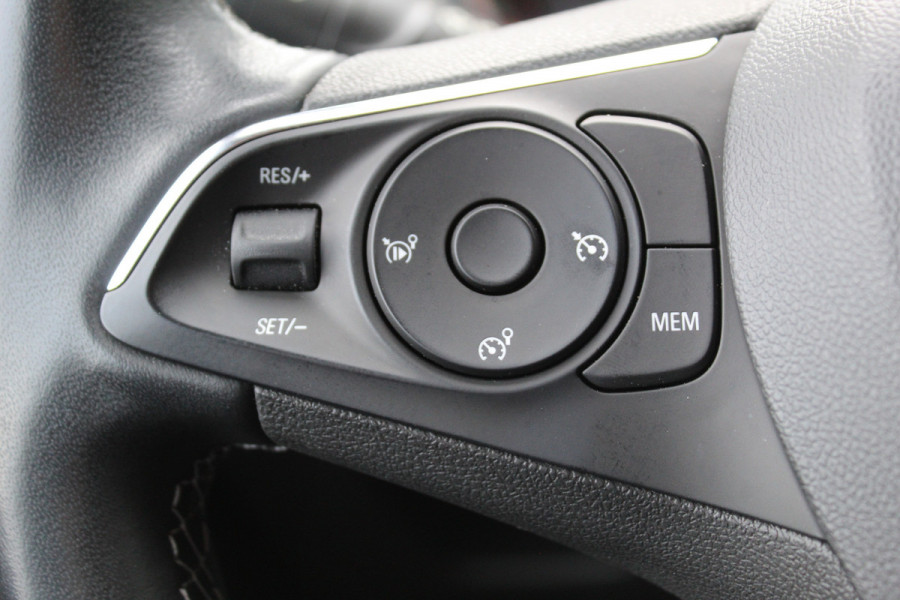 Opel Crossland 1.2-110pk Turbo Ultimate. Mooie en luxe hoogzitter met weinig km's ! Volautm. airco dual, cruise control, camera, comfortstoelen, metallic lak,  LM wielen, navigatie, telefoonvoorb., LED verlichting  etc.