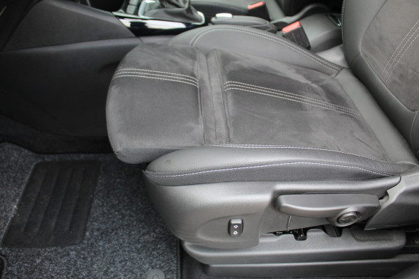 Opel Crossland 1.2-110pk Turbo Ultimate. Mooie en luxe hoogzitter met weinig km's ! Volautm. airco dual, cruise control, camera, comfortstoelen, metallic lak,  LM wielen, navigatie, telefoonvoorb., LED verlichting  etc.