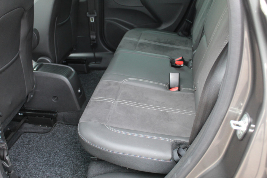 Opel Crossland 1.2-110pk Turbo Ultimate. Mooie en luxe hoogzitter met weinig km's ! Volautm. airco dual, cruise control, camera, comfortstoelen, metallic lak,  LM wielen, navigatie, telefoonvoorb., LED verlichting  etc.