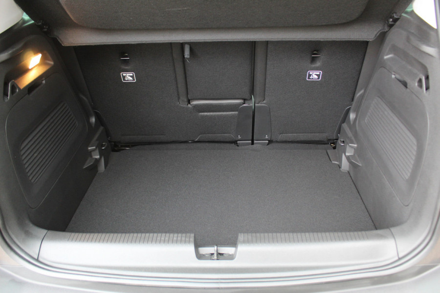 Opel Crossland 1.2-110pk Turbo Ultimate. Mooie en luxe hoogzitter met weinig km's ! Volautm. airco dual, cruise control, camera, comfortstoelen, metallic lak,  LM wielen, navigatie, telefoonvoorb., LED verlichting  etc.