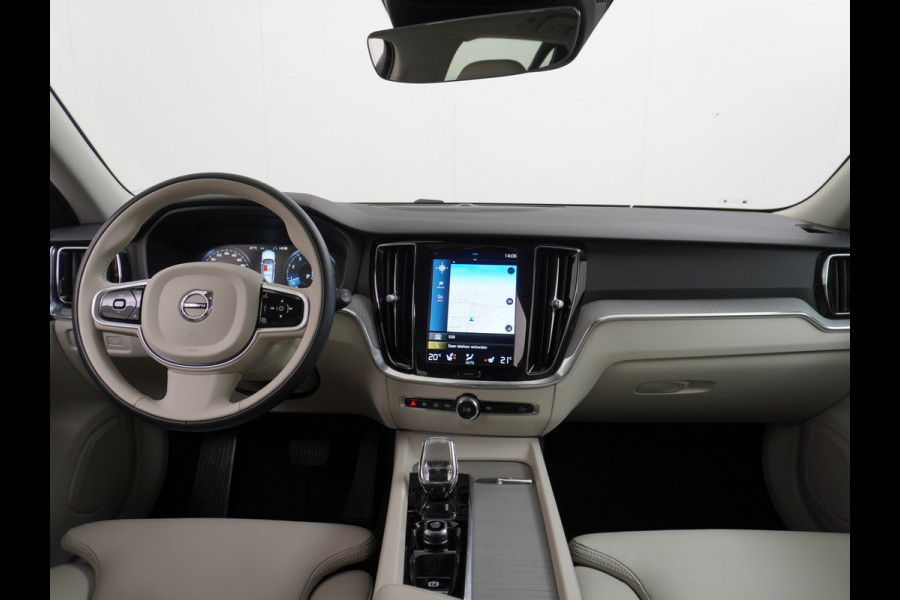 Volvo V60 2.0T AUT-7 Inscription Leer MHEV Apple Carplay Android Auto Harman&Kardon®-Hifi Camera Adap.Cruise Elek.Stoelen Stuur+Stoelverwa Lmv 18" Led Elek. Achterklep Regen-Lichtsensor Collision Avoidance Bluetooth Wifi 1e Eigenaar €50.755 Nieuwprijs Zeer compleet MHEV-Mild-Hybrid 1.800kg trekvermogen