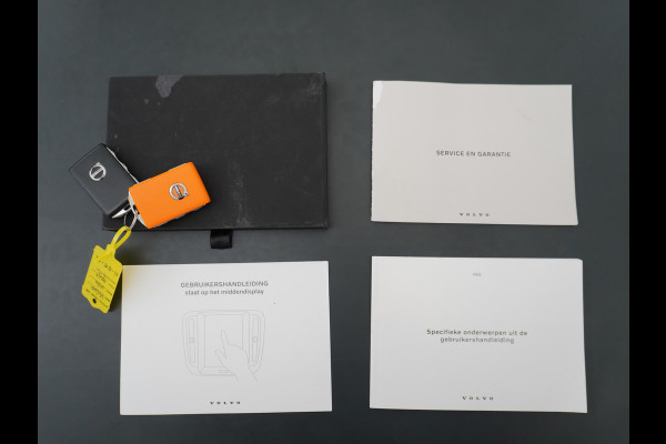 Volvo V60 2.0T AUT-7 Inscription Leer MHEV Apple Carplay Android Auto Harman&Kardon®-Hifi Camera Adap.Cruise Elek.Stoelen Stuur+Stoelverwa Lmv 18" Led Elek. Achterklep Regen-Lichtsensor Collision Avoidance Bluetooth Wifi 1e Eigenaar €50.755 Nieuwprijs Zeer compleet MHEV-Mild-Hybrid 1.800kg trekvermogen