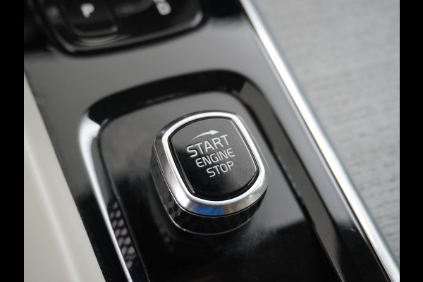 Volvo V60 2.0T AUT-7 Inscription Leer MHEV Apple Carplay Android Auto Harman&Kardon®-Hifi Camera Adap.Cruise Elek.Stoelen Stuur+Stoelverwa Lmv 18" Led Elek. Achterklep Regen-Lichtsensor Collision Avoidance Bluetooth Wifi 1e Eigenaar €50.755 Nieuwprijs Zeer compleet MHEV-Mild-Hybrid 1.800kg trekvermogen