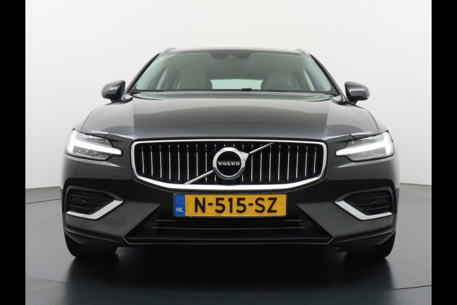 Volvo V60 2.0T AUT-7 Inscription Leer MHEV Apple Carplay Android Auto Harman&Kardon®-Hifi Camera Adap.Cruise Elek.Stoelen Stuur+Stoelverwa Lmv 18" Led Elek. Achterklep Regen-Lichtsensor Collision Avoidance Bluetooth Wifi 1e Eigenaar €50.755 Nieuwprijs Zeer compleet MHEV-Mild-Hybrid 1.800kg trekvermogen