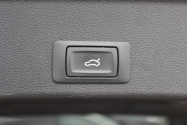 Audi A4 Avant 35 TFSI Launch edition Sport / Leder / Virtual Cockpit / Navigatie / Parkeerhulp V+A / 18'' / Stoelverwarming / Cruise Control