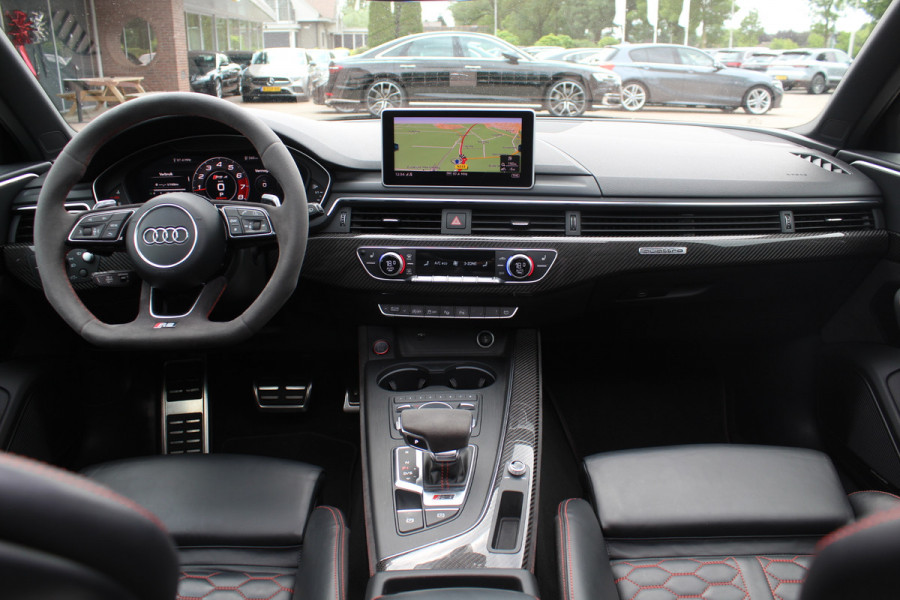 Audi RS4 Avant 2.9 TFSI quattro / Full option / Keramisch / Panoramadak / 360Camera / Carbon / Head-up / Sportuitlaat / 20'' / Luxe Leder / Dodehoek / Virtual Cockpit / Stoelmassage / B&O